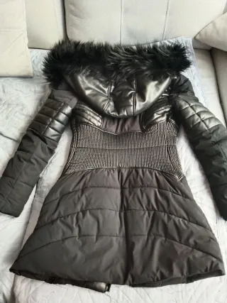 Abrigo Guess Negro con Capucha de Pelo