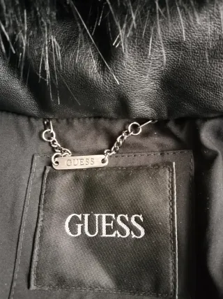 Abrigo Guess Negro con Capucha de Pelo