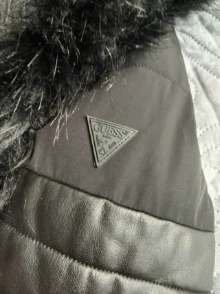 Abrigo Guess Negro con Capucha de Pelo