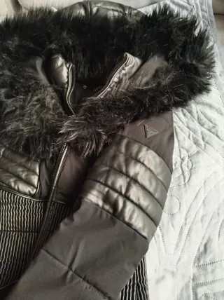 Abrigo Guess Negro con Capucha de Pelo