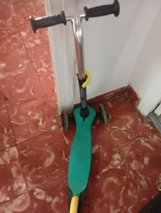 Patín 3 ruedas verde