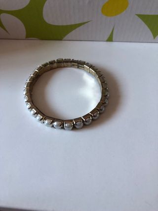Pulsera elástica con perlas