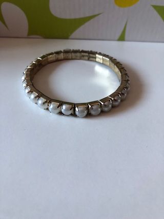 Pulsera elástica con perlas