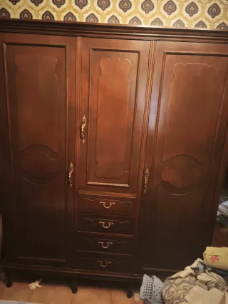 Armario y mesita de noche de madera y mármol