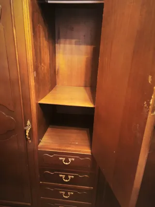 Armario y mesita de noche de madera y mármol