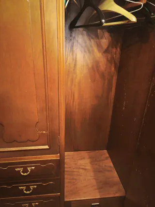 Armario y mesita de noche de madera y mármol