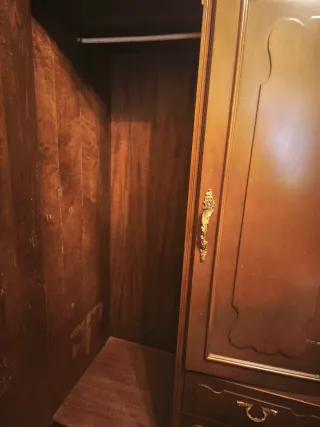 Armario y mesita de noche de madera y mármol