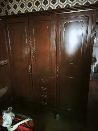 Armario y mesita de noche de madera y mármol