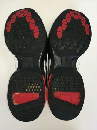 Zapatillas Puma blancas y rojas en buen estado