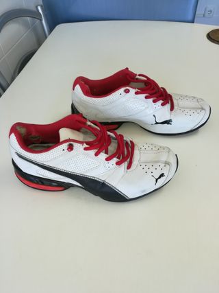 Zapatillas Puma blancas y rojas en buen estado