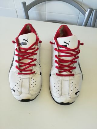 Zapatillas Puma blancas y rojas en buen estado