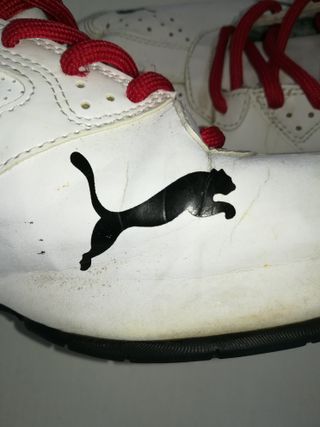 Zapatillas Puma blancas y rojas en buen estado