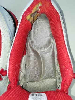 Zapatillas Puma blancas y rojas en buen estado