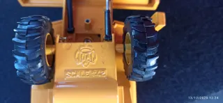 Cosechadora Joal Amarilla Le falta una goma rueda.