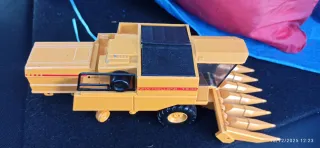 Cosechadora Joal Amarilla Le falta una goma rueda.