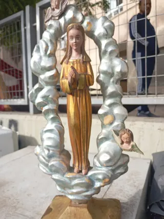 Vergine di legno con angeli