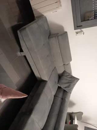 Divano chaise longue grigio con testate reclinabili