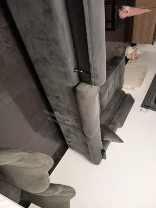 Divano chaise longue grigio con testate reclinabili