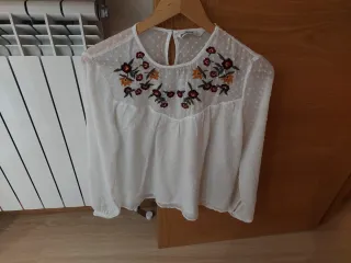 Blusa blanca Zara bordada flores