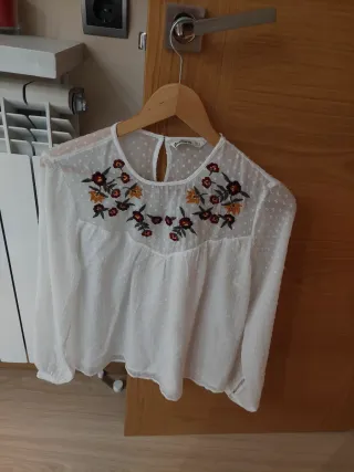 Blusa blanca Zara bordada flores