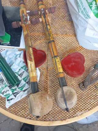 Guitarras de madera decoradas (2 unidades)