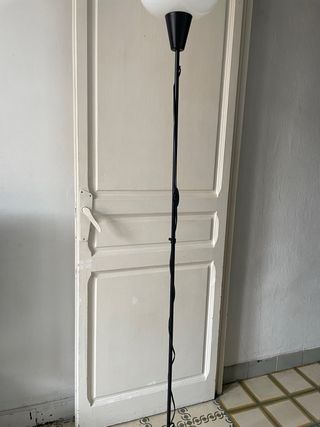 Lámpara de pie Ikea blanca y negra