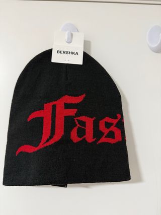 Gorro Bershka Negro y Rojo