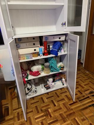 Vitrina IKEA BORGSJÖ, madera y cristal