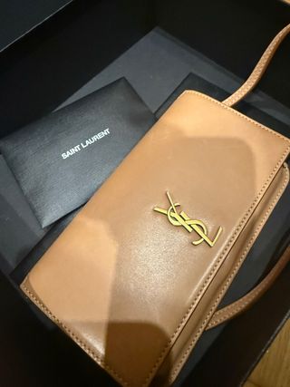 Bolso Saint Laurent piel marrón y logo dorado