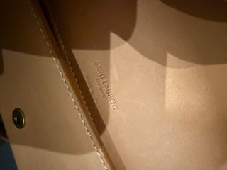 Bolso Saint Laurent piel marrón y logo dorado