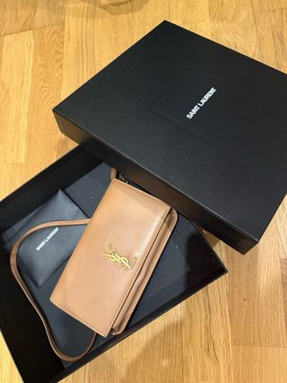 Bolso Saint Laurent piel marrón y logo dorado
