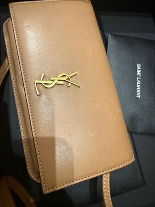 Bolso Saint Laurent piel marrón y logo dorado