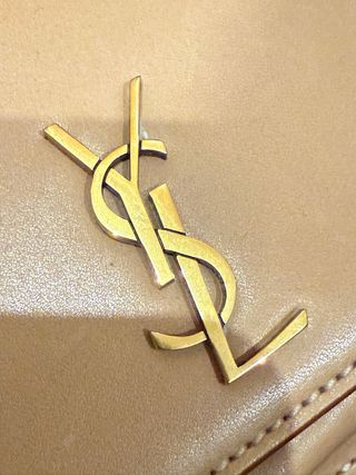 Bolso Saint Laurent piel marrón y logo dorado