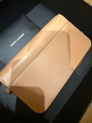 Bolso Saint Laurent piel marrón y logo dorado
