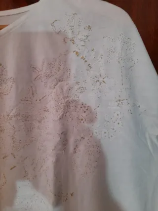 Camiseta blanca mujer con detalle floral