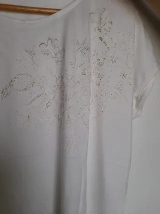 Camiseta blanca mujer con detalle floral