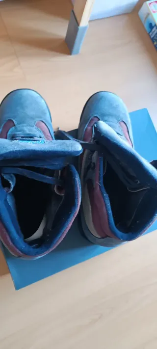 Botas de montaña grises y moradas