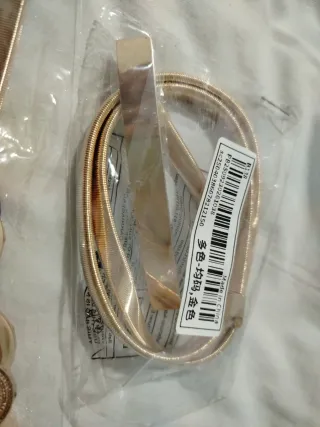 Cinturones dorados elásticos con hebillas