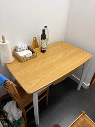 Tavolo da cucina con 2 sedie