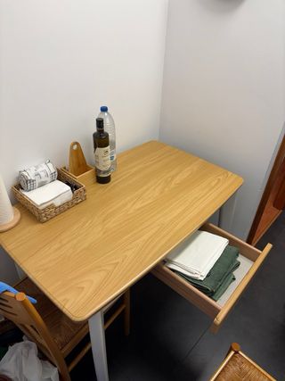 Tavolo da cucina con 2 sedie