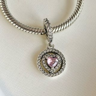 CHARM CORAZÓN ROSA NIVELADO