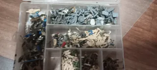 Lote di resti di modellini militari, figure e veicoli