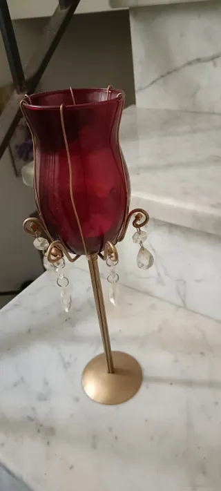 Portacandele rosso e oro con pendenti