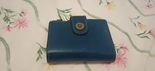 Cartera azul con broche de flor