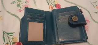 Cartera azul con broche de flor