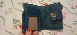 Cartera azul con broche de flor