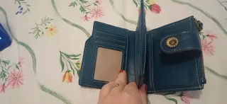 Cartera azul con broche de flor