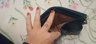 Cartera azul con broche de flor