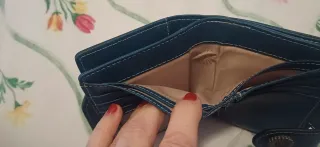 Cartera azul con broche de flor