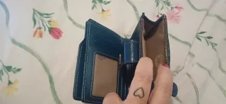 Cartera azul con broche de flor